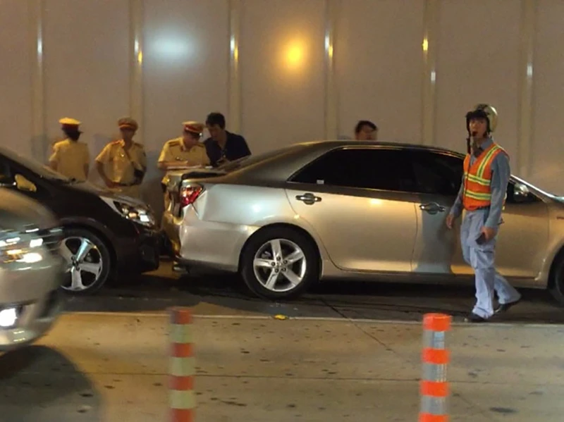 3 xe ô tô đã va chạm trong hầm Thủ Thiêm theo hướng từ quận 1 sang quận 2, TP.HCM. 